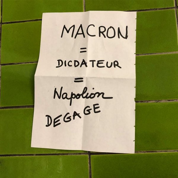 « MACRON = DICDATEUR = Napolion DEGAGE »